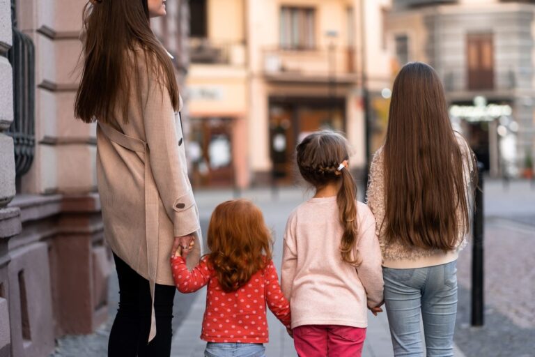 mom with three daughters